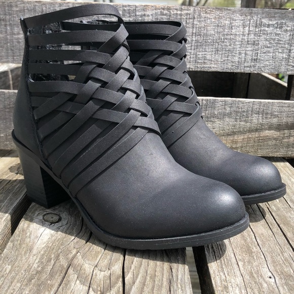 American Rag Shoes - 🌻Boho Black Leather Strappy Booties! NEW!
